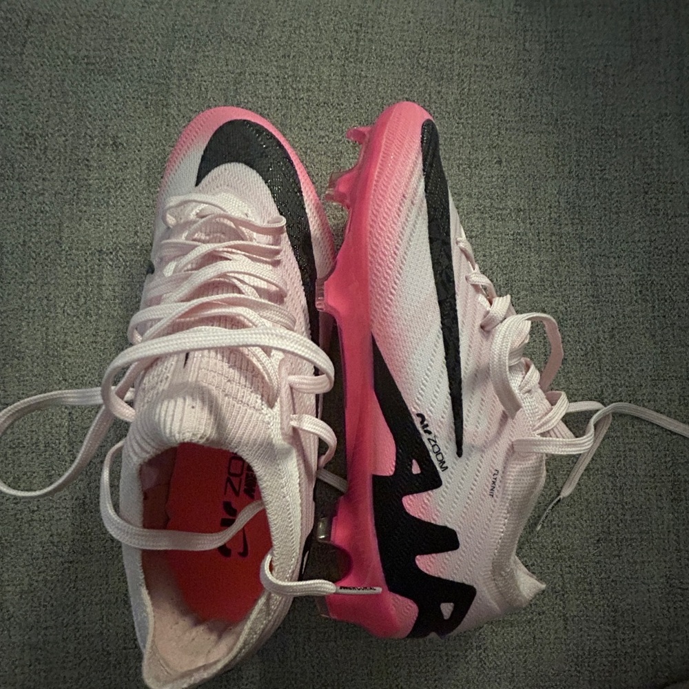 Pink Nike Merrcurial Cleats
Size women’s 5.5 us
5 UK
EUR 38